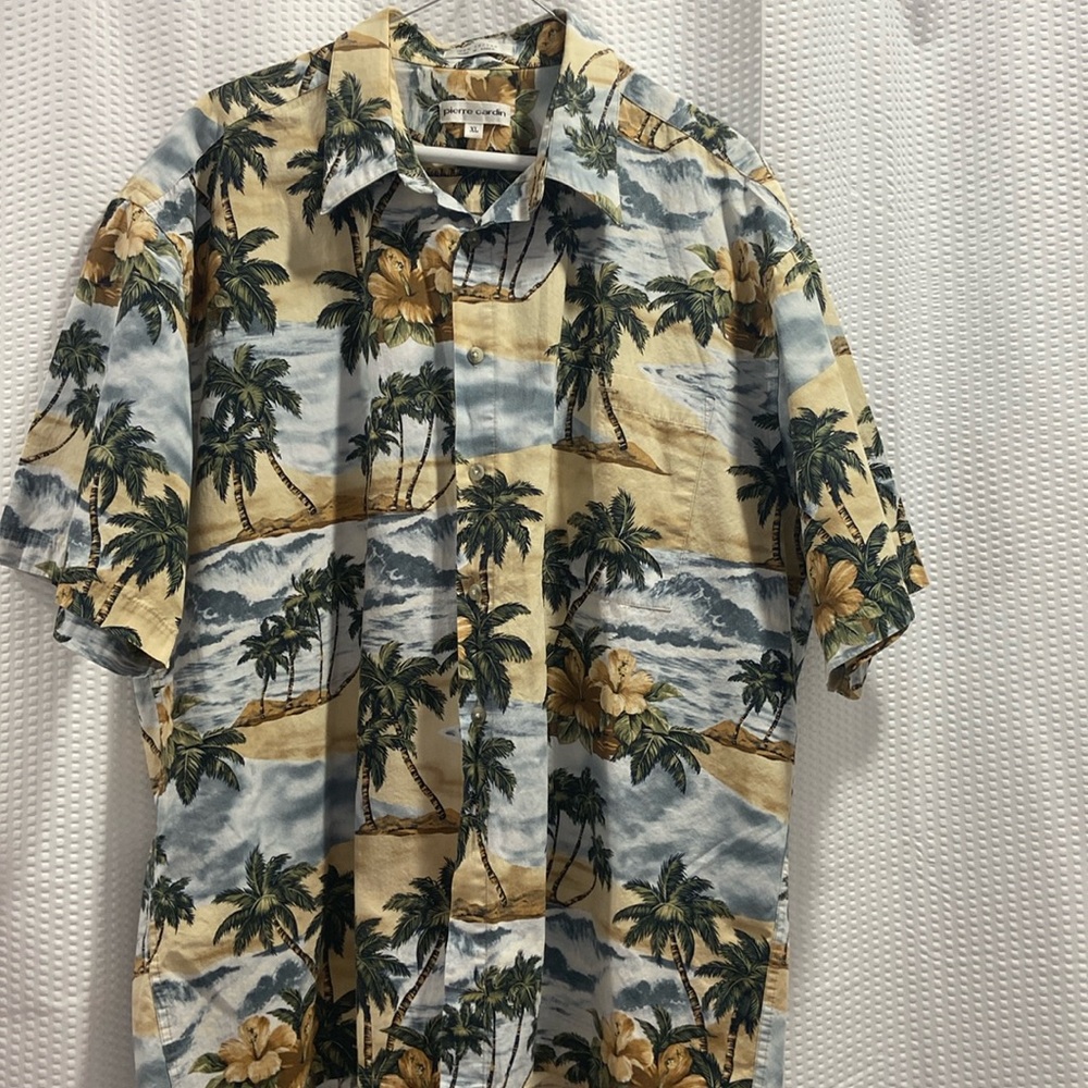 Men’s extra large Hawaiian floral print button up shirt.